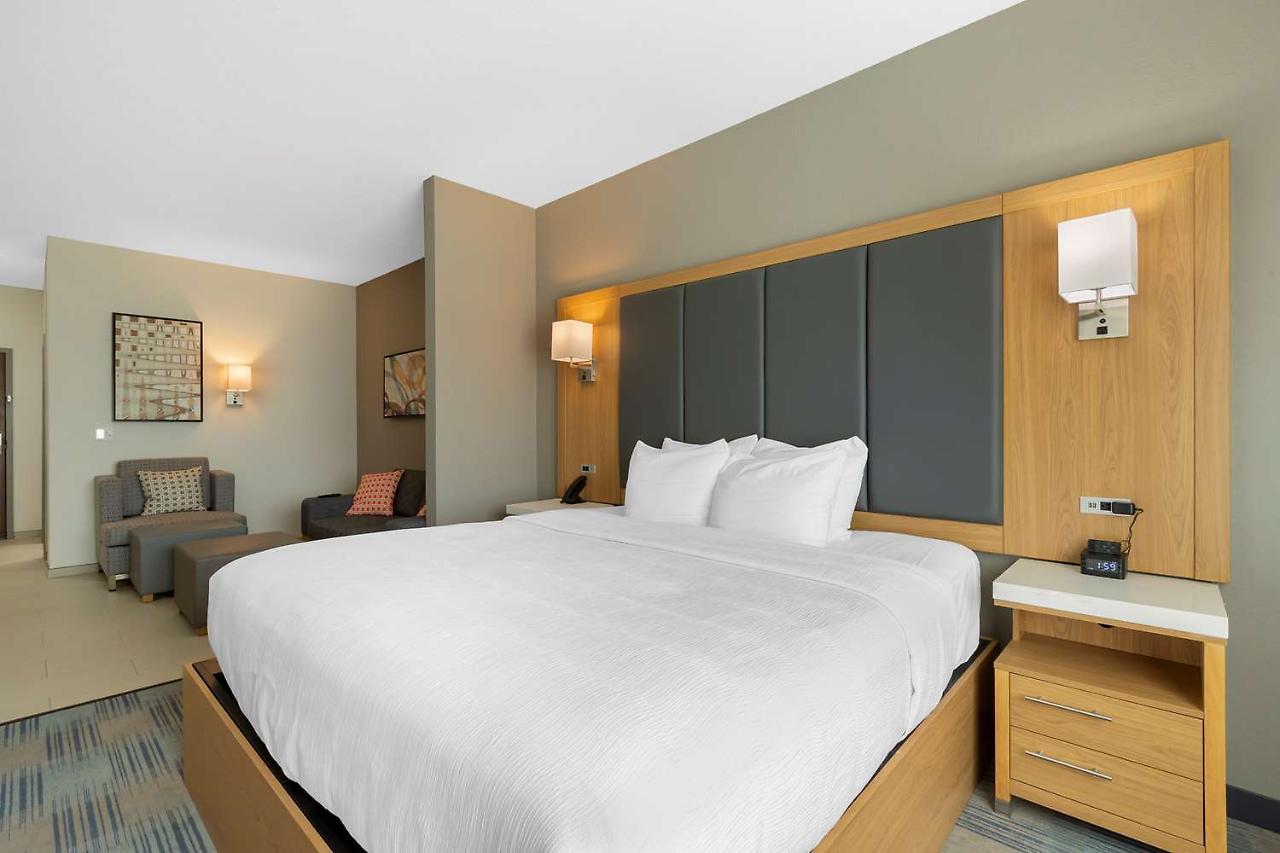 Best Western Plus Coralville Hotel Exterior foto